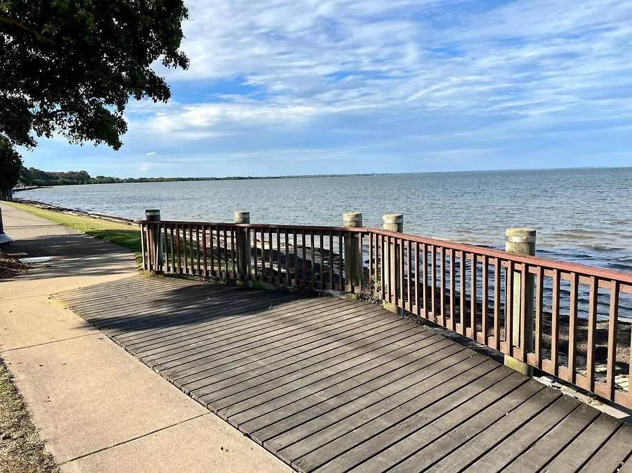 Bayside Living - Walk To Water - Central Location Deception Bay