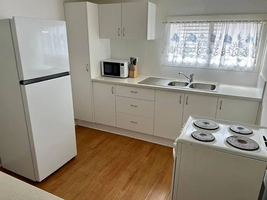Bayside Living - Walk To Water - Central Location Deception Bay Holiday home