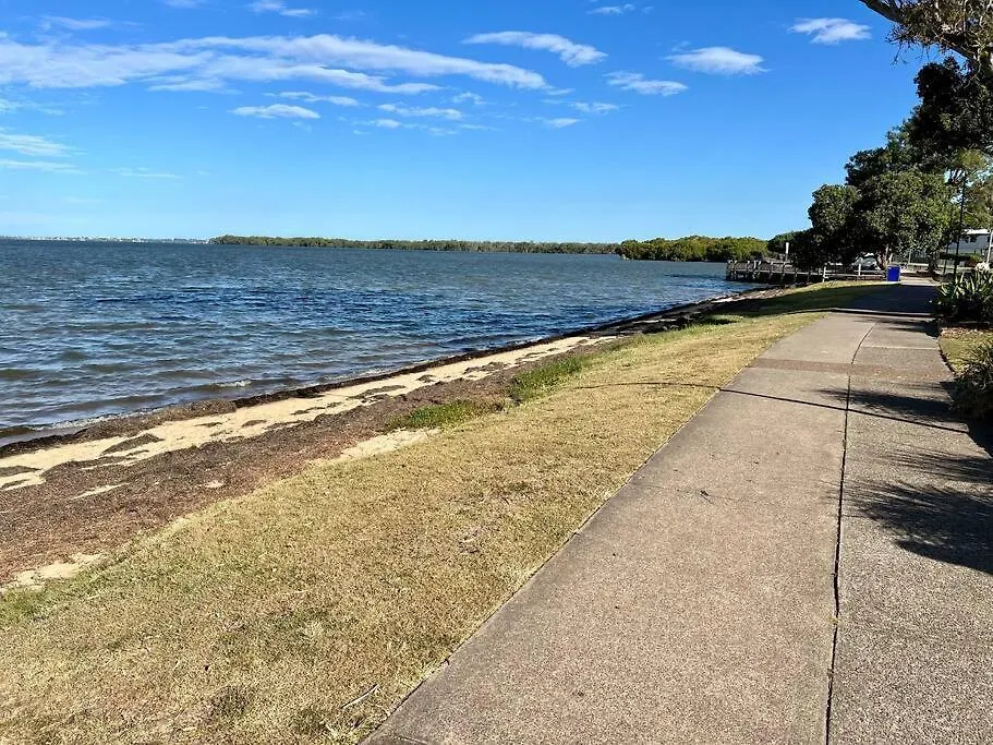 Bayside Living - Walk To Water - Central Location Deception Bay Holiday home